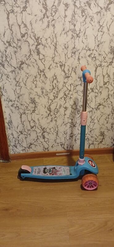 uşaqlar üçün tekerli krosovkalar: Uşaqlar üçün hazırlanmış bu skuterdə iki ön təkər və bir arxa təkər — 4