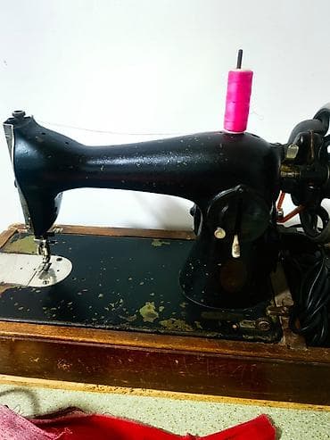 Klassik mexaniki tikiş maşını - Döküm metal gövdə, taxta baza