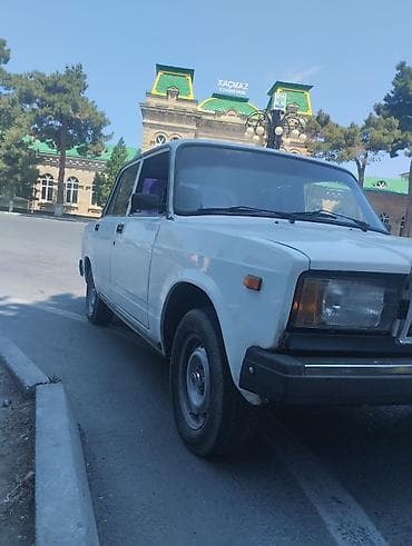sam diskler: VAZ 2107, ağ rəng, sedan kuzov. Arxa şüşədə bənövşəyi rəngli plyonka — 3