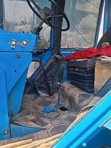 traktor şin: Mavi rəngli təkərli kənd təsərrüfatı traktoru, kabinalı. Ön və arxa — 5