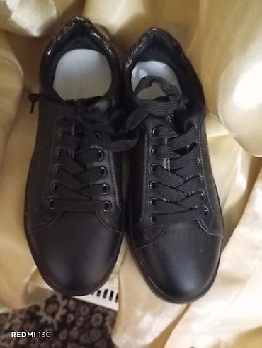 krosofka: Qara rəngli gündəlik idman ayaqqabısı - Model: Şnurbağlı, klassik — 1