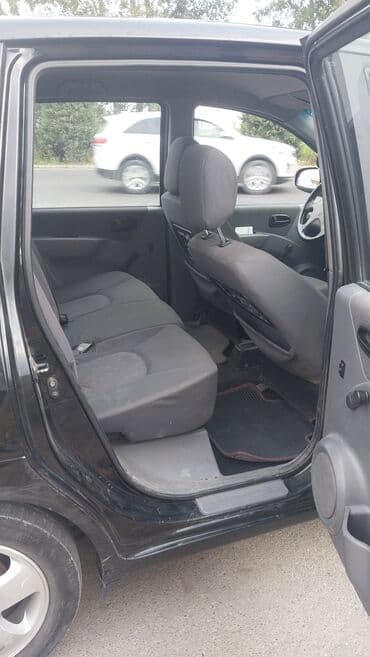 lapet qoşqu: Ön hissəsində Hyundai loqosu və "H" emblemi olan qara rəngli Hyundai — 8