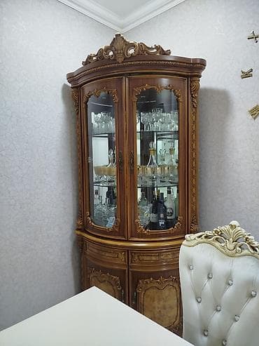 stol stul islenmis: Klassik üslubda bəzəkli vitrinq və bufet (künc üçün). - Material — 3