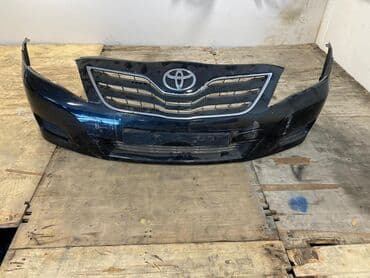 ceşqa buferi: Toyota markalı avtomobil üçün tünd göy rəngdə bamper. Bamperdə — 2