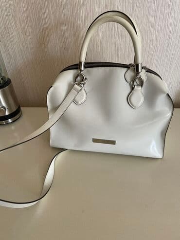 Italiya brendi Coccinelle chanta,ag reng,böyûkdür.Alinib 450€ satiram