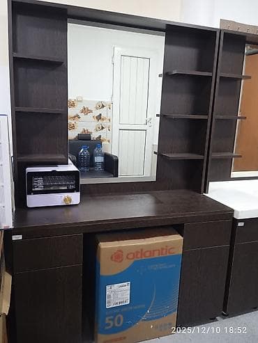 Salon üçün vizaj/berber masası – güzgülü, rəfli, saxlama yerləri ilə