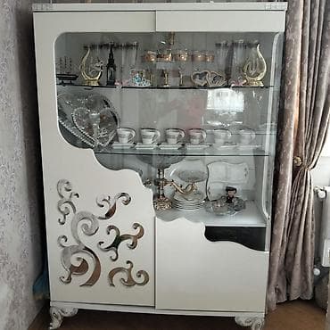 stekan desti: Ağ rəngdə klassik üslublu qonaq otağı mebel dəsti. Tərkibi: - Konsol — 3