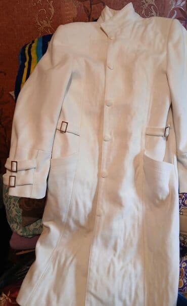 женские шапки из мериноса: Ağ rəngli qadın palto - Dizayn: Klassik düz kəsim, mandarin tipli — 2