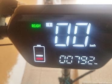Elektrikli skuter – oturacaqlı model Xüsusiyyətlər: - Geniş, oxunaqlı
