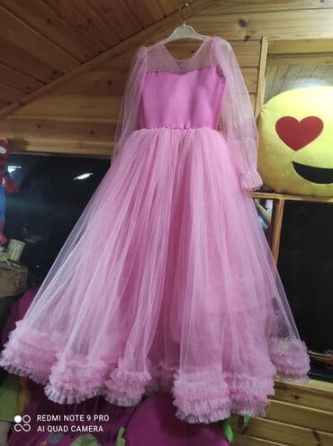 Toy paltarları və aksesuarları: 2 eded paltar,ancaq 1 defe ad gününde geyinilib,sifarişlə her biri — 2