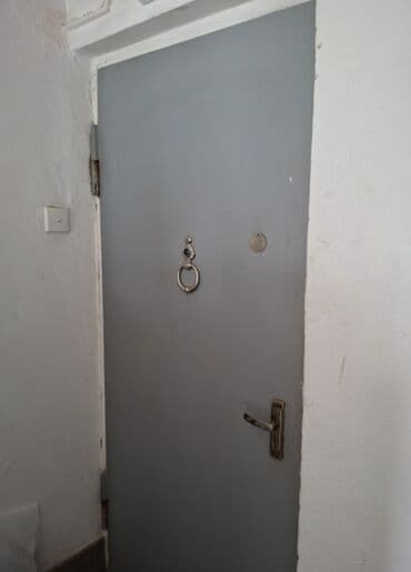 Metal giriş qapısı - Material: möhkəm metal təbəqə - Rəng: boz -