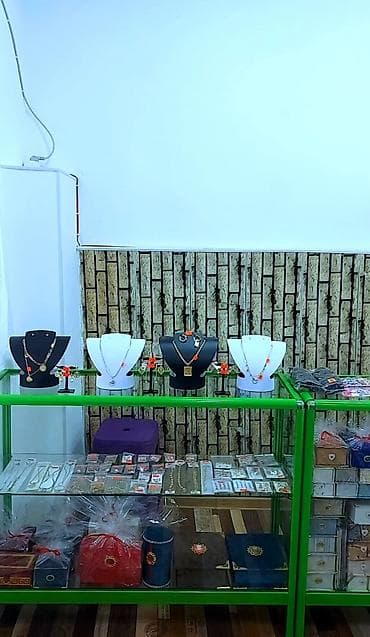 etir qab: Hazır Ətir biznesi satılır. Kondinsaner, mebellər, vitrinlər — 8