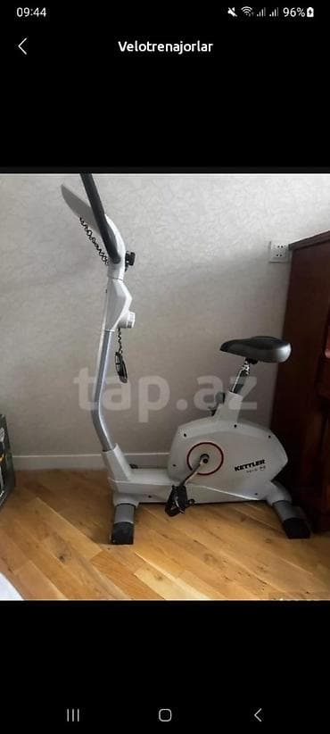 Kettler brendinin boz rəngli velotrenajoru. Oturaq velotrenajor evdə