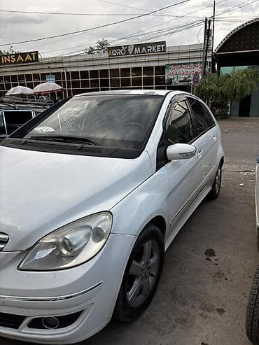 Mercedes-Benz B-Class, ağ rəngli kompakt minivan/hetçbek