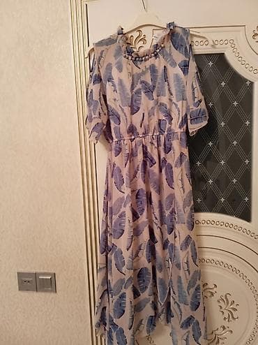 Yüngül, axıcı parçalardan hazırlanmış qadın paltarı. - Rəng və naxış