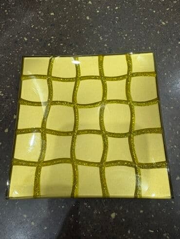 matrel: Qızılı dekorativ kvadrat boşqab 4 böyük. 4 balaca. - Material: şüşə — 1