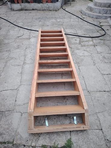 Mexaniki əl alətləri: Taxta pilləkən satılır. - Material: möhkəm taxta karkas və pillələr - — 1