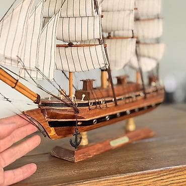 Охота и рыбалка: Ağ yelkənli, taxta gövdəli dekorativ yelkənli gəmi maketi 50 sm. - — 2