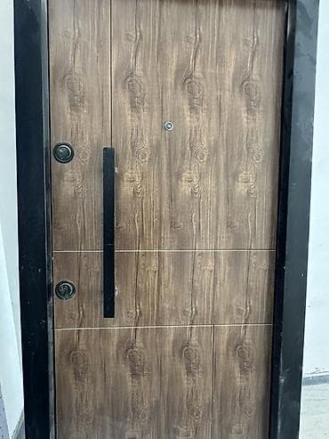 Giriş qapısı – sağ içəri açılan - Rəng və dizayn: qoz rəngində