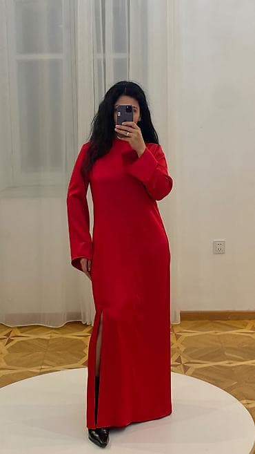 Xonça: İdeal vəziyətdə (geyinilməyib) gırmızı atlas donu — 2