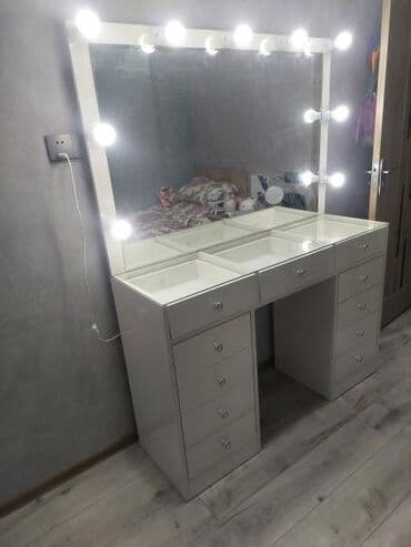 bərbər guzgusu: Yeni, Makiyaj üçün masa, Güzgülü — 4