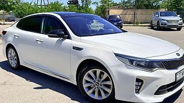 Kia K5 sedan – ağ rəng, aerodinamik kuzov və LED arxa işıqlar. GDi — 9