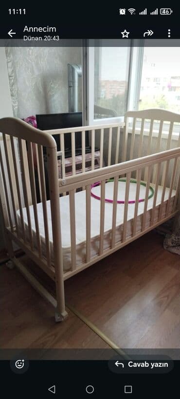 продам детскую кроватку: Для девочки и мальчика, Четырехугольная, Колыбель, С бортиками, С матрасом, С механизмом качания — 1