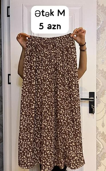 yupkalar ve koftalar: M ölçülü ətək – 5 AZN - Rəng və naxış: qəhvəyi fon üzərində xırda — 1