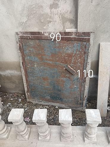 Metal qapı satılır. Ölçüləri şəkildə qeyd olunub: - En: 90 sm -