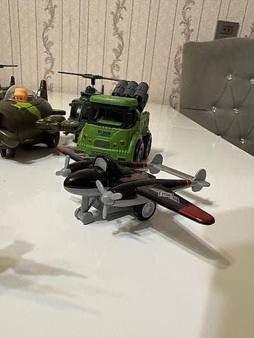 vertolyot: Uşaq oyuncaqları – Hərbi texnika dəsti Məzmun: - 2 ədəd hərbi tank — 4