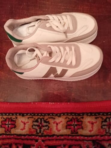 Unisex idman ayaqqabısı - Rəng: ağ/bej tonlarında, arxa hissədə yaşıl