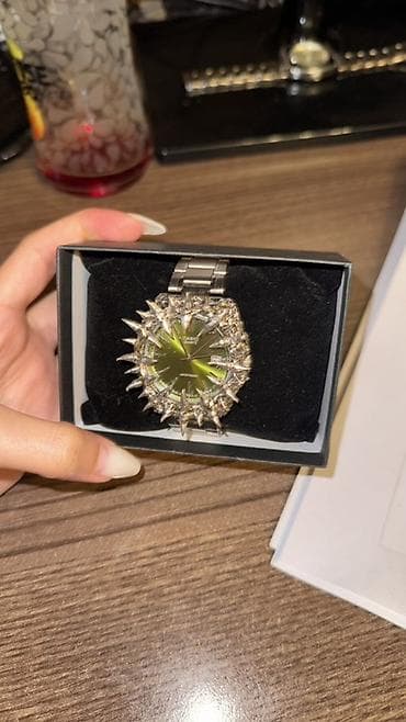 Gümüşü metal korpus və qolbaqlı, unikal dizaynlı qol saatı. Yaşıl — 2