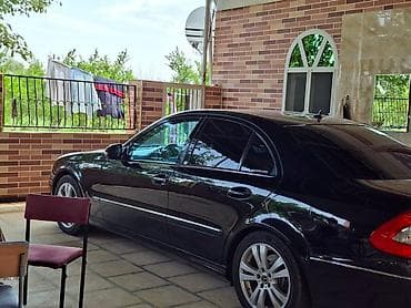 lider disk: Mercedes‑Benz E‑Class (W211) sedan – qara rəng, 4 qapı, 5 yerlik. - — 4