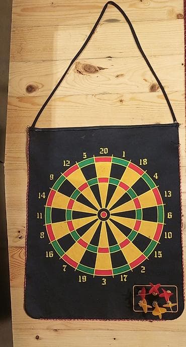 Maskalar, eynəklər: Maqnitli dart taxtası – ikiüzlü asma set - İki tərəfli oyun səthi — 1