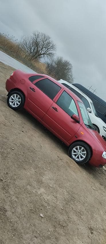 fort maşın: Lada Kalina sedan – qırmızı rəng, 4 qapı, ön ötürücülü. Mexaniki — 2