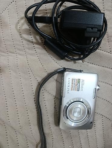 usb adapter: Nikon COOLPIX kompakt fotoaparat Xüsusiyyətlər: - Gümüşü korpus, ön — 1