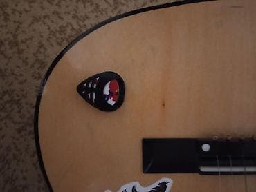 бас гитара: Normadan biraz kiçik bir gitaradir şekilde gorduyunuz kimidir — 2