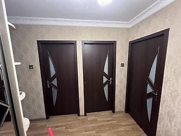 Qəhvəyi rəngdə otaq qapıları. Qapılar müasir dizayna malikdir