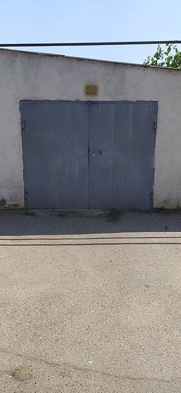 uqolnik: Qaraj qapısı 2.50 × 2.0 m. Çərçivəsiz. Seyf zamoku (3 açar ilə) var — 1