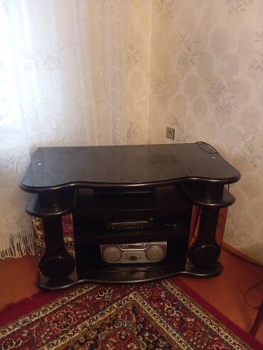 taxt doseklerinin satisi: Normal vəziyyətdə televizor altlığı satılır.Ukrayna dairəsinin yanında — 2