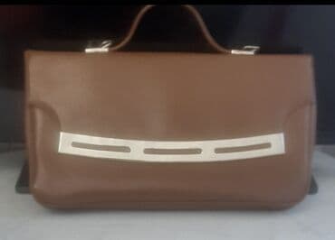 Bu zərif qəhvəyi əl çantası gündəlik istifadə üçün uyğundur. Çanta