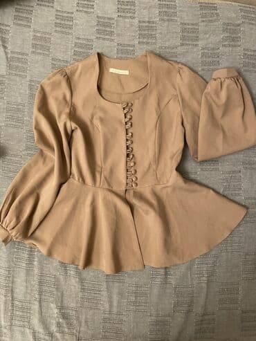 Dəstlər, kostyumlar: Qadın blüzü – bej rəngdə, feminen kəsim - Model: beldən oturan, aşağı — 1