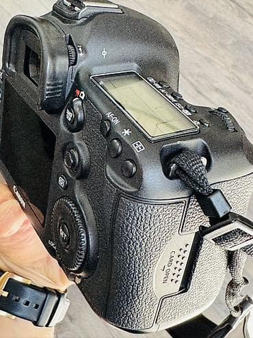 macbook canta: Canon EOS 5D Mark III peşəkar DSLR fotoaparat gövdəsi. Kadrda yalnız — 5