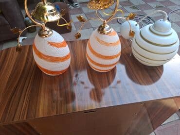 divar sticker: Şüşə kölgəli, şirli metal əsaslı, dekorativ qızılı detallı bir divar — 12