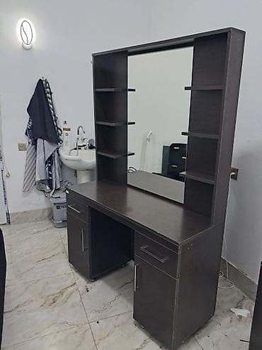 Salon üçün vizaj/berber masası – güzgülü, rəfli - Rəng: tünd qəhvəyi