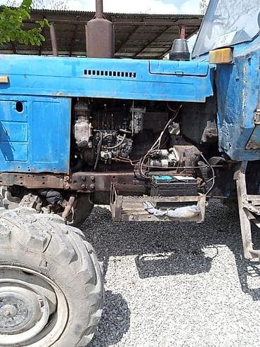 Mavi rənglitəkərl traktoru. Xüsusiyyət və detallar: - Dörd təkərli