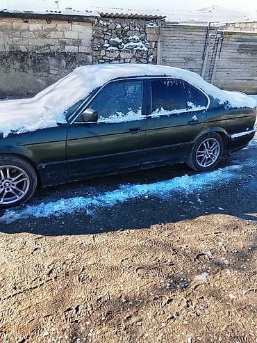 32 style bmw: BMW 5 Series sedan (E34), tünd-yaşıl rəng. - Kuzov: 4 qapı, arxa — 1