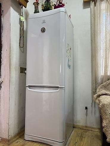 Mətbəx texnikası: Indesit iki qapılı soyuducu - Üstdə soyuducu bölmə, altda dondurucu - — 1
