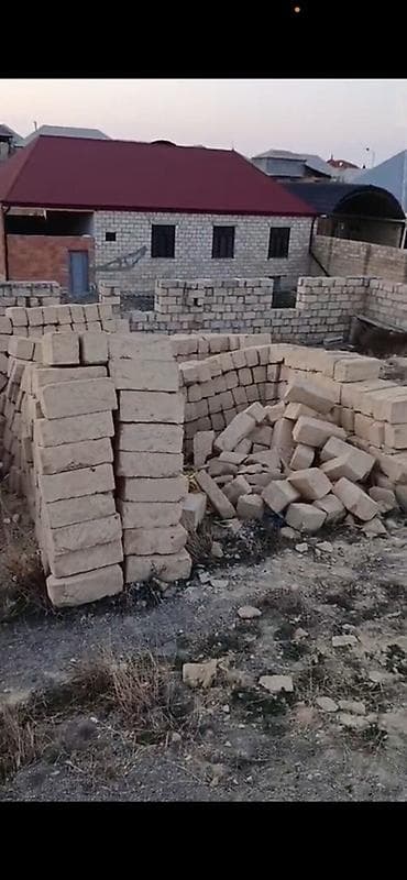 Məhəccərlər: Yarm tikili ev hal hazırada kürsüdədir üvimimizin 3tərəfi Gəncə Şəhər — 3