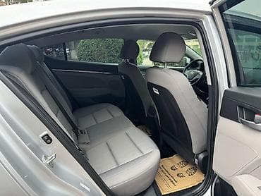 hyundai 4500: Hyundai Elantra: 0.2 l | 2018 il Sedan — 6